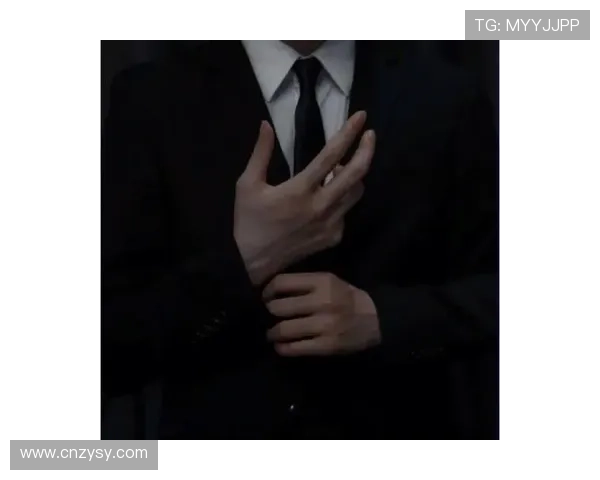 足球明星化身西装暴徒的独特头像设计引发热议与讨论