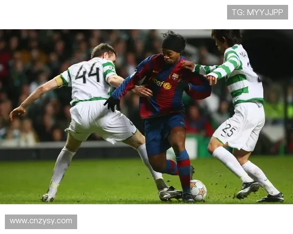 足球明星化身普通人街头探险揭秘真实生活与球场风采的反差魅力