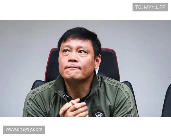 足球明星化妆成大爷挑战形象引发热议网友纷纷点赞与调侃齐聚一堂